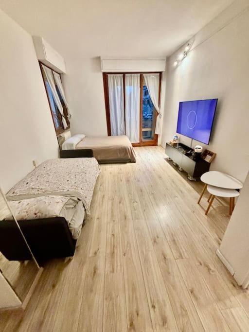 Show Me 2 Bedroom Duomo & Airport Tram * Florencia